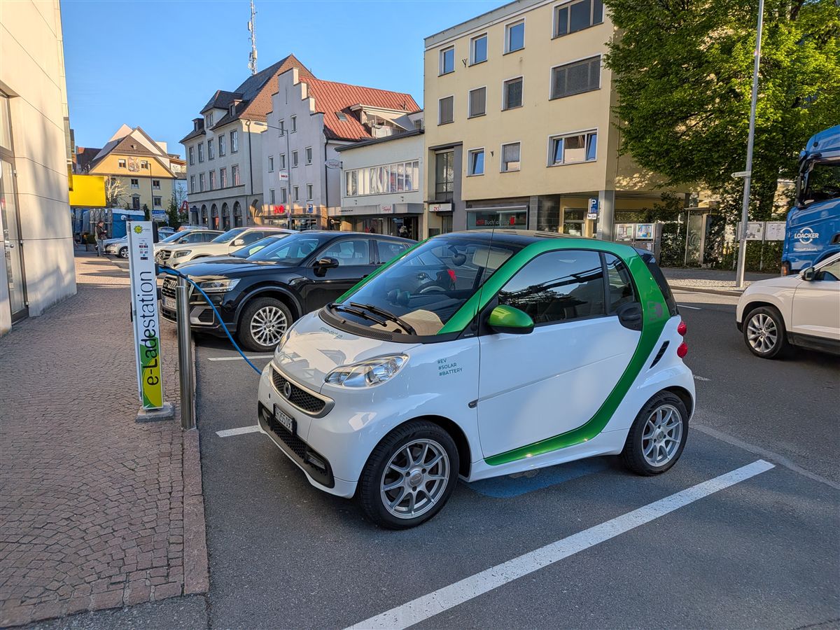 Smart ED at the first charge stop in Austria, early morning sun